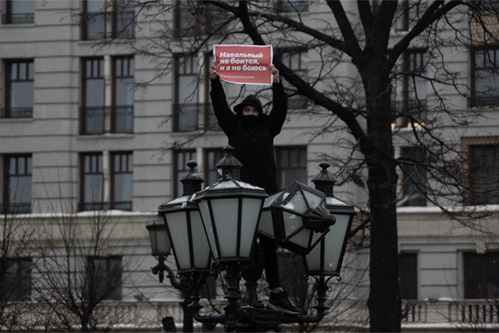 A protestor holds a sign reading «Navalny isn’t afraid, and I am not afraid» / Photo: Dan Storyev