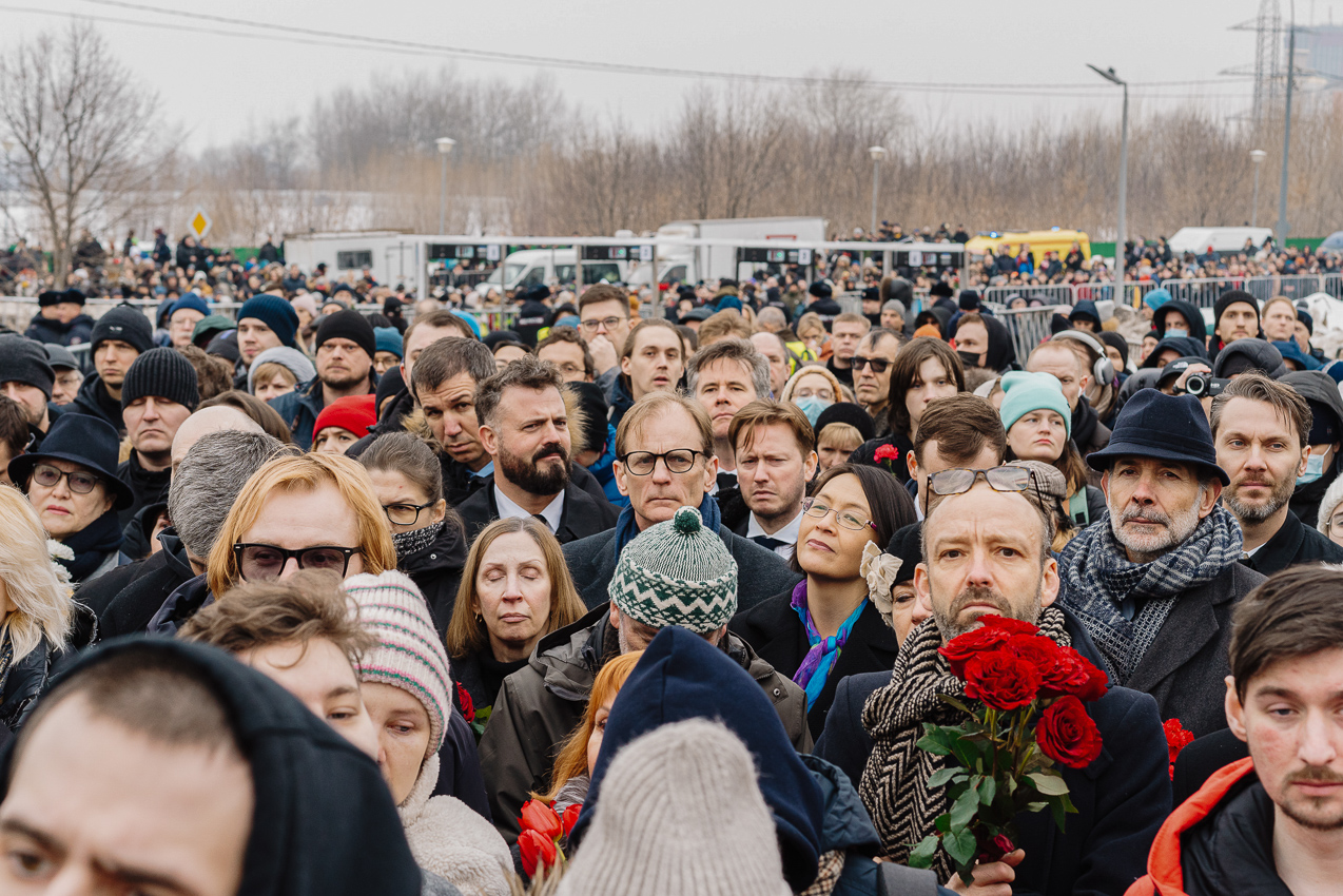 Those gathered at the Borisovsky Cemetery during Alexei Navalny’s funeral / Photo: Meduza