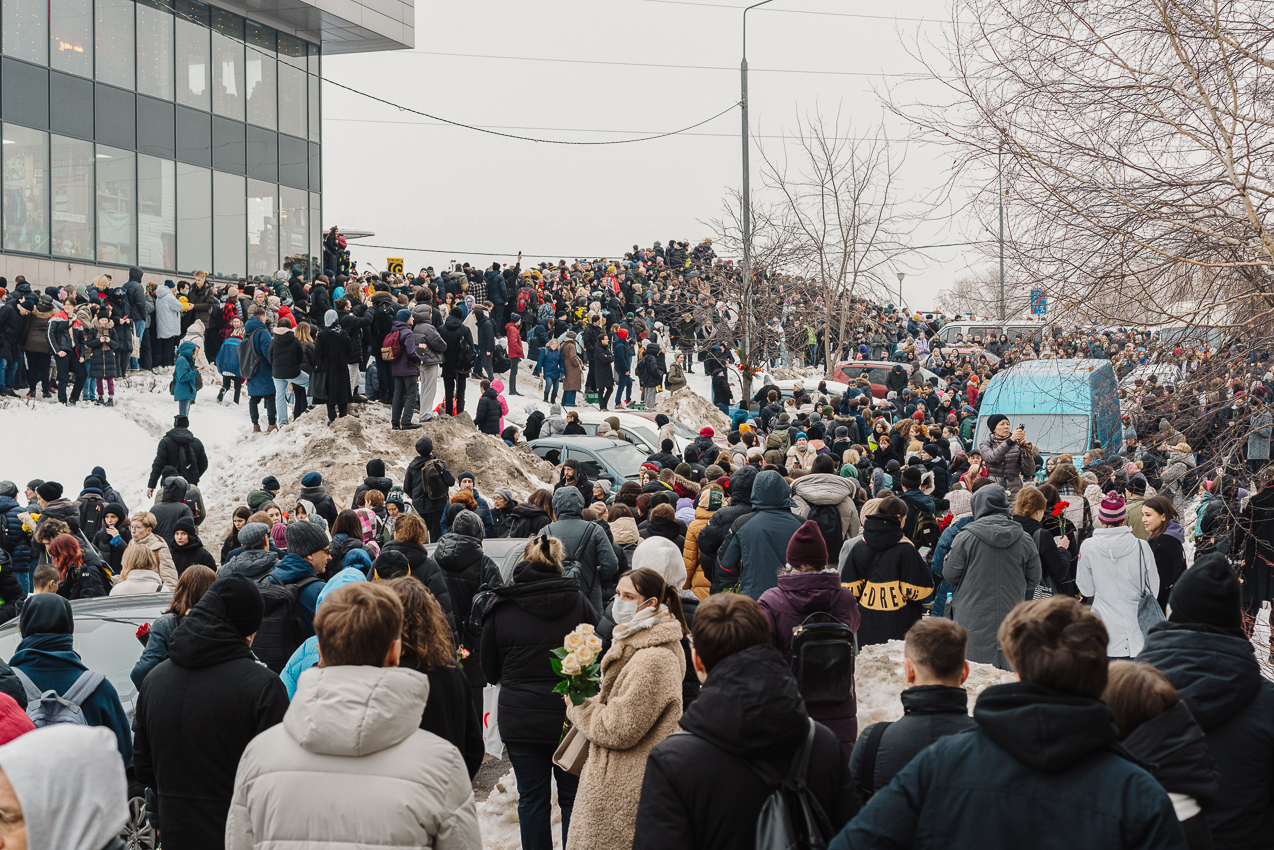 Those gathered at the Borisovsky Cemetery during Alexei Navalny’s funeral / Photo: Meduza