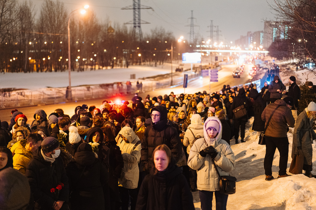 The queue to the Borisovsky Cemetery persisted until late evening / Photo: Meduza