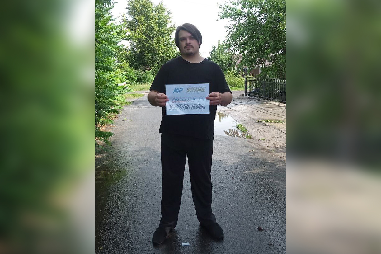 Ivan Shurupov in a single picket in Kursk, July 27, 2023. The man was released from the police without a protocol / Photo courtesy of Ivan Shurupov